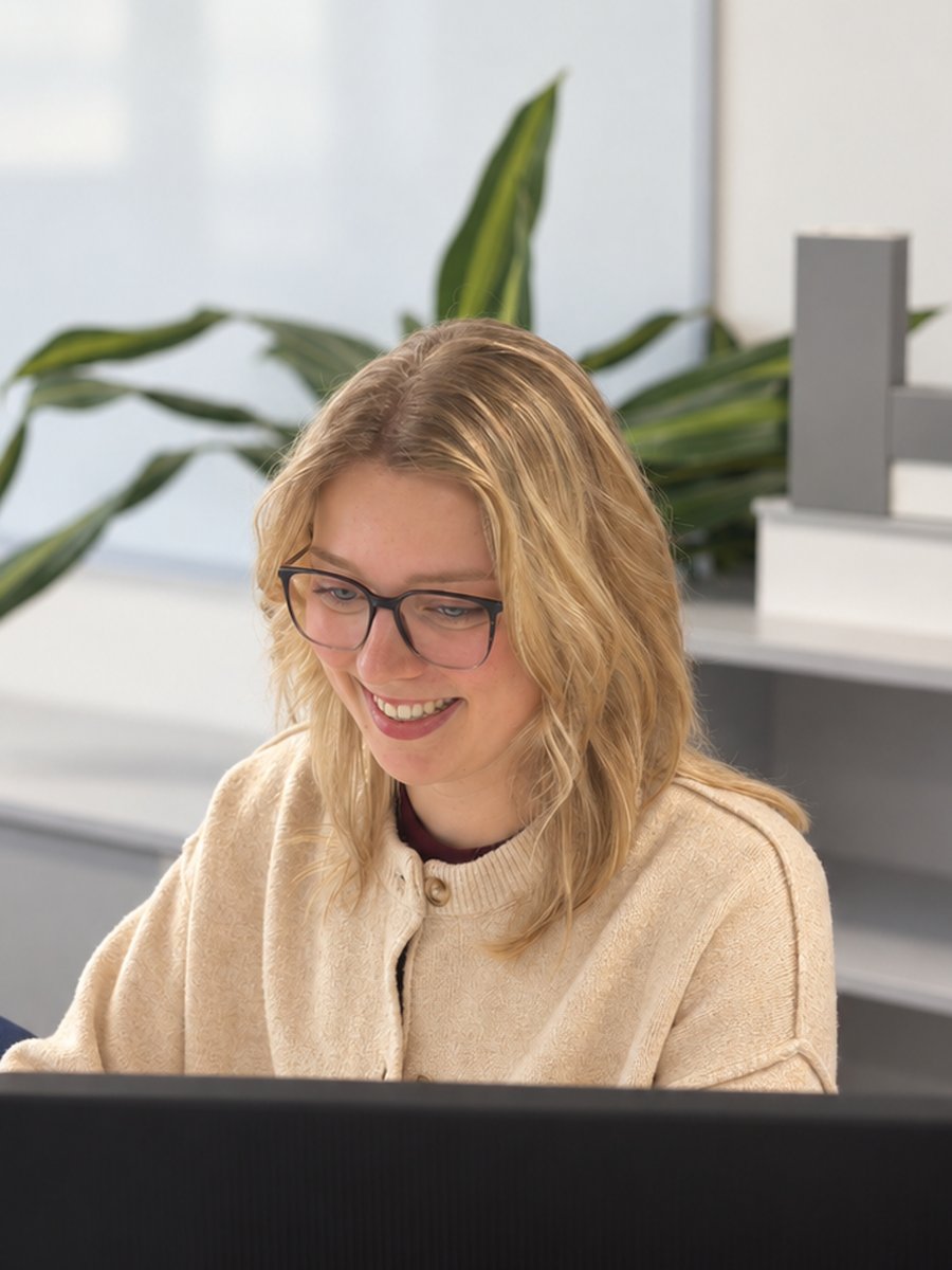 Layla Möller am Arbeitsplatz.