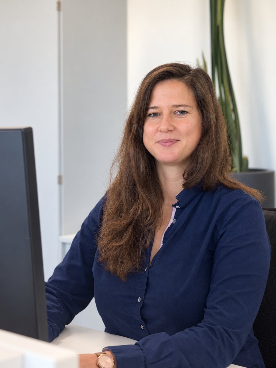Sophia Reupert am Schreibtisch.