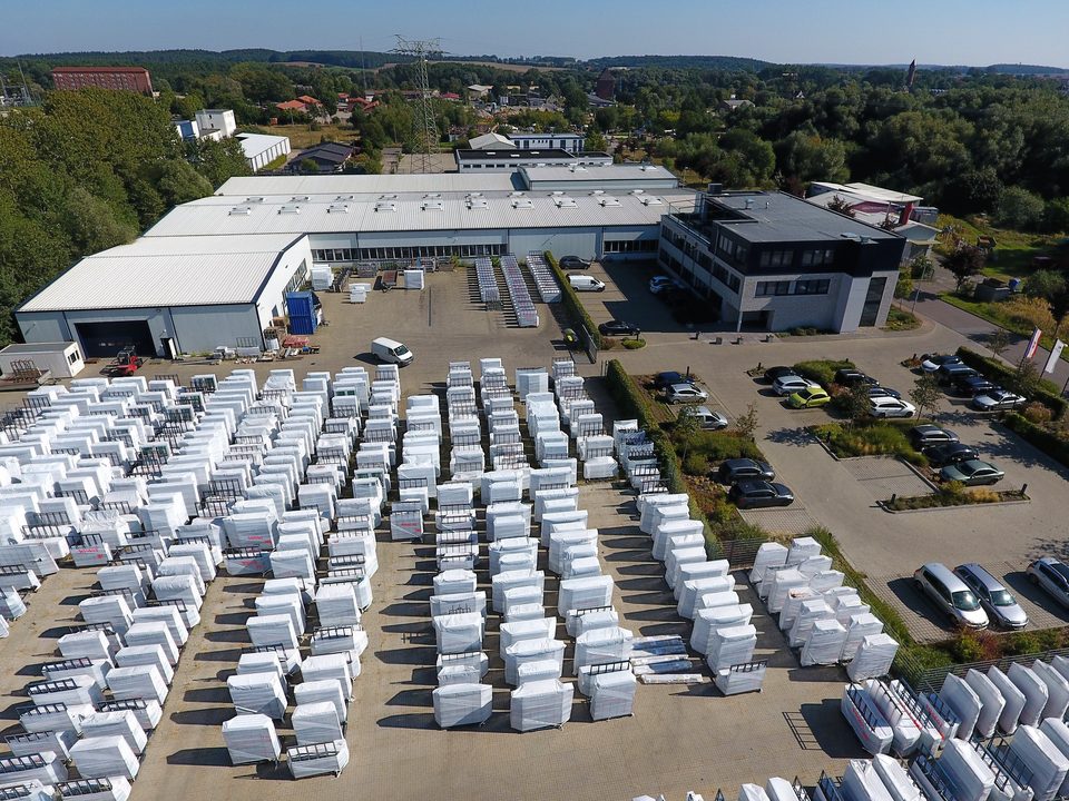 Luftbild des Werks mit dem Außenlager voller Fensterelemente.